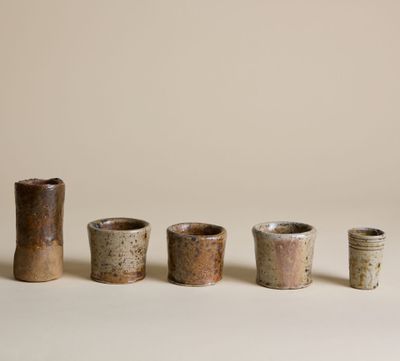 Plusieurs types de vases sont alignés sur une surface blanche