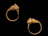 deux bagues en or, l'une ornée d'une tête de lion et l'autre d'une pierre bleue