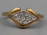 une image d'une bague en diamant sur une table