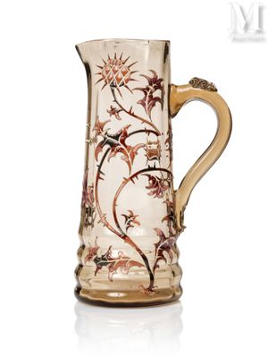 une image représentant un pichet en verre orné de fleurs