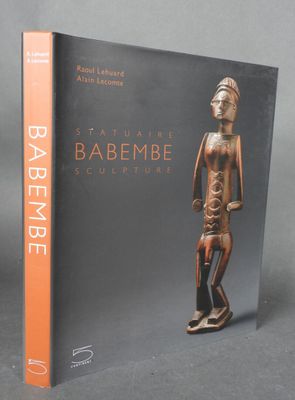 un livre à la couverture orange posé sur une table