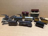de nombreux types de trains miniatures sur la table