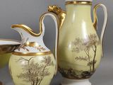 trois types de vases différents et un bol posés sur une table