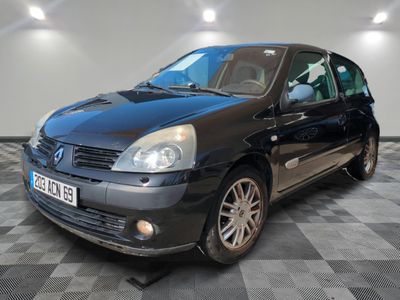 la photo d'une voiture noire garée dans un garage