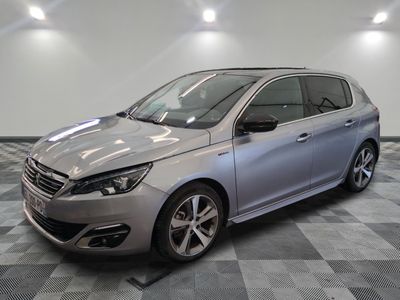la voiture argentée est garée dans le garage sur un sol en damier