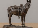 statue en bronze représentant un âne avec une selle sur le dos