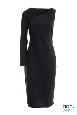 La robe est noire et a des manches longues.