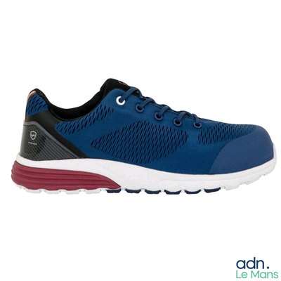 un gros plan d'une chaussure bleue et rouge sur fond blanc