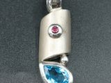 pendentif en argent massif serti d'une topaze bleue et d'une tourmaline rose
