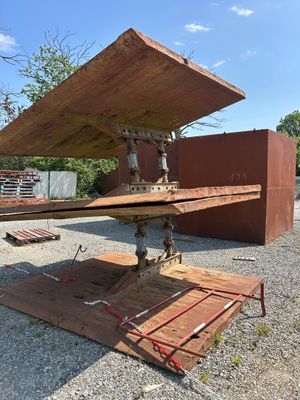 un gros morceau de bois posé sur une plate-forme en bois