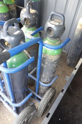 un chariot chargé de bouteilles de gaz dans un garage