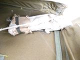 un morceau de tissu qui s'est détaché d'un bagage