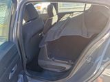 l'arrière d'une voiture dont la portière est ouverte et les sièges rabattus