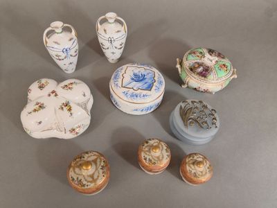 Lot de bonbonnières en porcelaine et une en verre, petits po…
