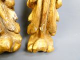 deux statues représentant un homme et une femme, posées sur une table