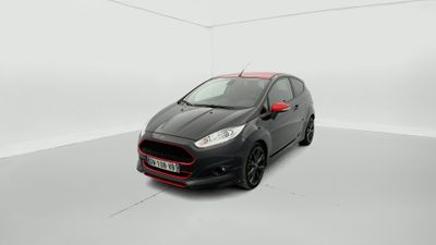 une Ford Fiesta noire et rouge garée dans une pièce blanche