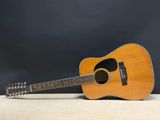 un gros plan d'une guitare posée sur une table, sur fond sombre