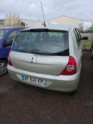 une voiture argentée garée sur un parking à côté d'une voiture bleue