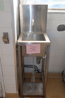 (jud - TVA récupérable) situé à MONTLUCON : Petit lave-main …