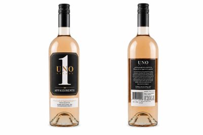 deux bouteilles de vin avec une étiquette à l'avant et à l'arrière