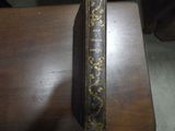 un livre posé sur une table en bois