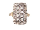 gros plan d'une bague en diamant sur fond blanc
