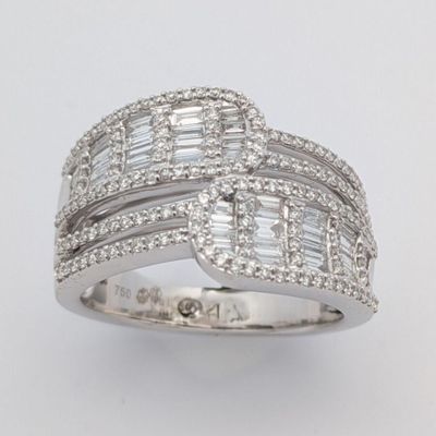 gros plan d'une bague en diamant sur fond blanc
