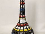 un vase orné de nombreuses couleurs différentes