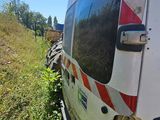 une camionnette garée sur le côté de la route
