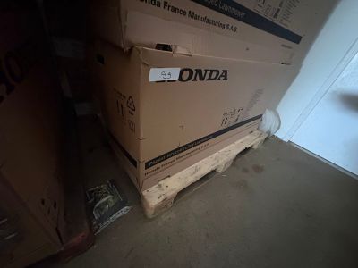 une pile de cartons posée sur une palette dans une pièce