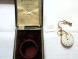 une bague dans une boîte contenant une montre