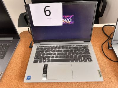 deux ordinateurs portables posés sur une table