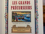 un vieux livre posé sur une table, à côté d'une horloge