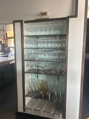 une vitrine contenant des verres à vin