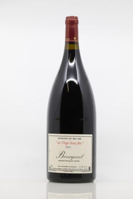 la bouteille de vin rouge est posée sur une surface blanche
