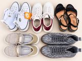 Plusieurs paires de chaussures sont alignées sur une table