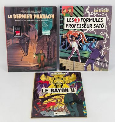 trois livres posés sur une surface blanche ; l'un est une bande dessinée et l'autre est une bande dessinée