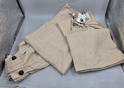 une valise dans laquelle se trouve un pantalon