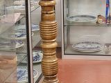 une table en bois sur laquelle se trouve un vase, dans une pièce