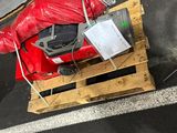 une borne d'incendie rouge posée sur une palette