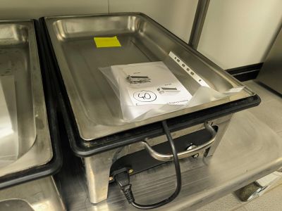 deux plateaux de nourriture posés sur une table en métal