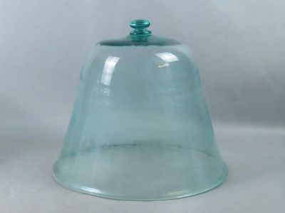 une image représentant une cloche en verre avec un couvercle vert sur fond blanc