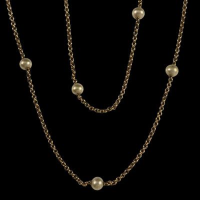 une chaîne en or ornée de perles