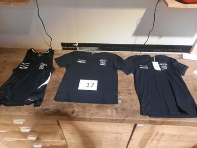 trois t-shirts posés sur une table