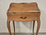 une vieille table en bois surmontée d'un tiroir