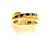 une photo d'une bague en or jaune sertie de diamants bleus et blancs