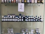 une vitrine en verre remplie de flacons contenant différents types de produits de soin pour la peau