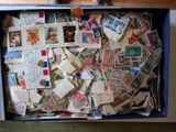 une boîte remplie de timbres posée sur une table