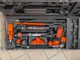 vue de dessus d'une boîte à outils contenant des outils, posée sur un sol carrelé