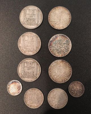 a close up of a bunch of coins sitting on top of a table